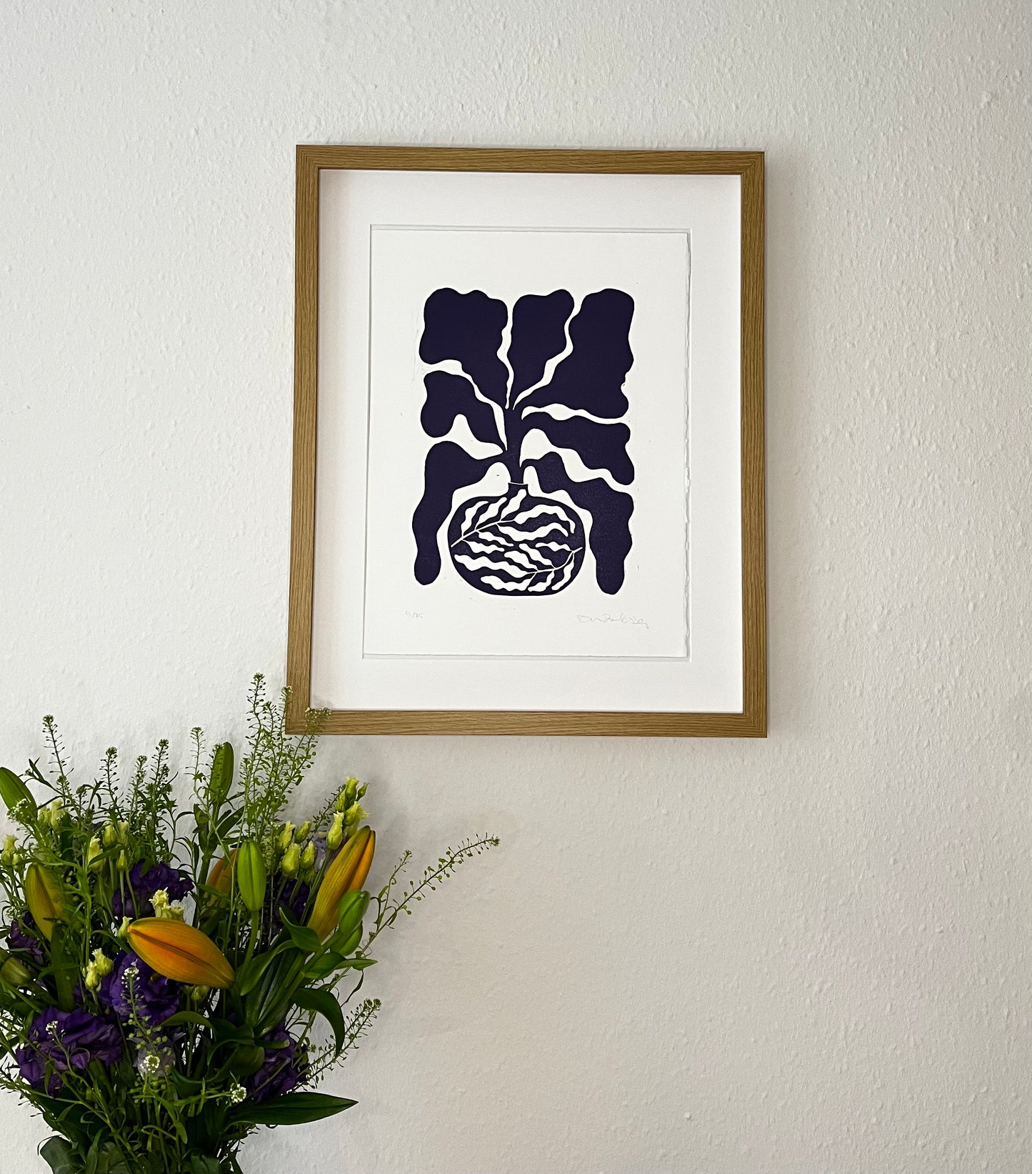 Bredbladet Vase Mørkblomme